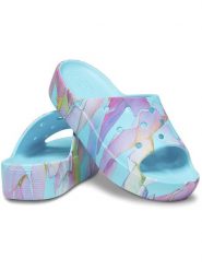 Crocs Klapki "Neptune" w kolorze błękitnym ze wzorem rozmiar: 42/43. Niebieskie klapki Crocs, bez wzorów, z otwartym noskiem, bez obcasa. Za 127.35 zł.