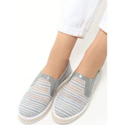 Szare Espadryle Teardrops. Szare espadryle Born2be, w ażurowe wzory, z lakierowanej skóry, bez obcasa, bez zapięcia. Za 29.99 zł.