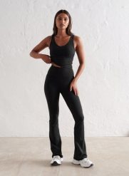 Damskie legginsy rozszerzane, wysoki stan, squat proof dla niskich Sense czarne. Czarne legginsy AIM'N, s, bez wzorów, z elastanu, z podwyższonym stanem, długie. Za 339.00 zł.
