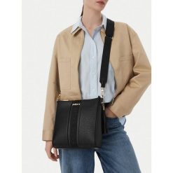 Torebka MEXX. Czarne listonoszki Mexx, bez wzorów, bez dodatków. Za 219.99 zł.