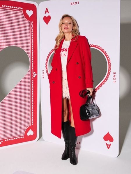 Długi płaszcz z ozdobnymi guzikami - czerwony. Czerwone płaszcze Sinsay, l, bez wzorów, bez kaptura. Za 139.99 zł.