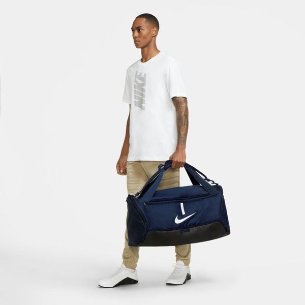 Torba Nike Academy Team Football Duffel Bag Medium 60l. Czarne torby na ramię Nike, bez wzorów, z materiału, na ramię, bez dodatków. Za 129.99 zł.