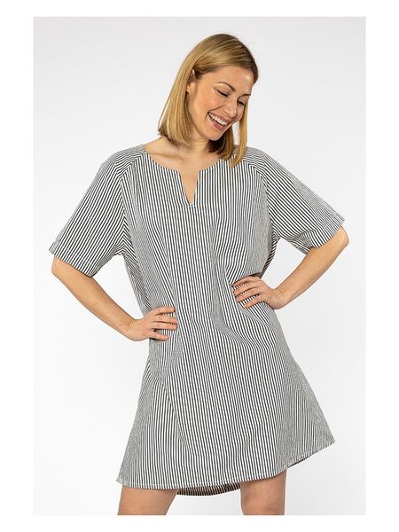 Elkline Sukienka "Sea breeze" w kolorze granatowo-białym rozmiar: 40. Białe sukienki Elkline, na co dzień, bez wzorów, z bawełny, bez kołnierzyka, bez ramiączek, midi, proste. Za 144.92 zł.