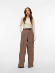 Vero Moda Sweter w kolorze kremowym rozmiar: M. Brązowe swetry Vero Moda, m, bez wzorów, z wiskozy, bez ramiączek. Za 82.99 zł.