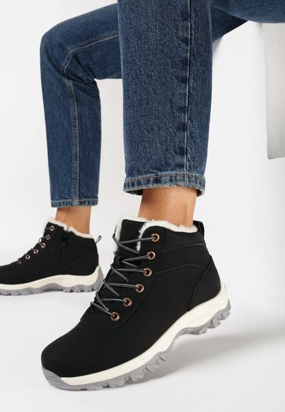 Czarne Ocieplane Traperki na Grubej Podeszwie Agolek. Czarne trapery i śniegowce Born2be. Za 79.99 zł.