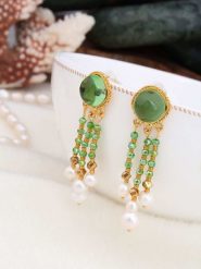 Pierres de Jade Pozłacane kolczyki-wkrętki z perłami i z kamieniami szlachetnymi rozmiar: onesize. Białe kolczyki Pierres de Jade, z kryształem, pozłacane. Za 43.99 zł.