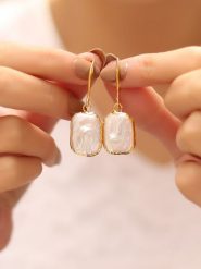 L'Atelier de Gaia Pozłacane kolczyki-kreole z perłami rozmiar: onesize. Białe kolczyki L'Atelier de Gaia, z perłą, pozłacane, z zapięciem typu bigiel. Za 88.02 zł.