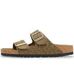 Klapki Birkenstock Arizona Synthetics Damskie. Brązowe klapki Birkenstock, bez wzorów, z materiału, bez obcasa. Za 425.35 zł.
