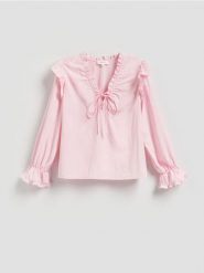 Koszula z falbanami - pastelowy róż. Czerwone koszule Reserved, l, bez wzorów, z tkaniny, bez kołnierzyka, bez ramiączek. Za 159.99 zł.