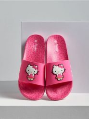 Klapki Hello Kitty - różowy. Czerwone klapki Sinsay, bez wzorów, bez obcasa. Za 35.99 zł.