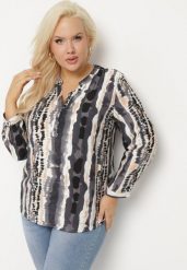 Czarna Koszula w Serek z Wiskozą Zdobiona Abstrakcyjnym Wzorem Cilaira. Czarne koszule Born2be, plus size, z aplikacjami, z jeansu, biznesowe, bez kołnierzyka, plus size, bez ramiączek. Za 69.99 zł.