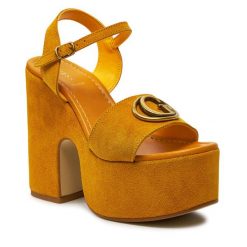 Sandały Guess. Żółte sandały Guess, z aplikacjami, bez obcasa, na słupku, bez zapięcia. Za 609.99 zł.