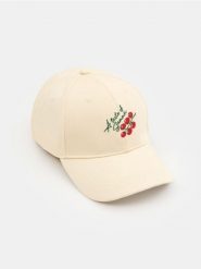 Czapka z daszkiem z haftem pomidorów - kremowy. Białe czapki Sinsay, bez wzorów. Za 15.99 zł.