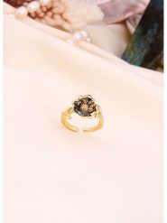 L'Atelier de Gaia Pozłacany pierścionek z masą perłową rozmiar: onesize. Białe pierścionki L'Atelier de Gaia, z perłą, pozłacane. Za 113.10 zł.