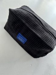 Kosmetyczka ze sztruksu w kolorze CZARNYM -TRAVEL medium size. Czarne kufry i kosmetyczki Marsala, bez wzorów, z bawełny, duże, bez dodatków. Za 89.90 zł.