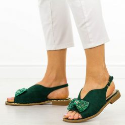 Zielone płaskie sandały damskie S.Barski 014. Zielone sandały S.BARSKI, z aplikacjami, ze skóry, eleganckie, bez obcasa, na płaskiej podeszwie, bez zapięcia. Za 169.00 zł.