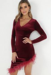 Bordowa Sukienka Asymetryczna z Piórami Fizie. Czerwone sukienki Born2be, m, z aplikacjami, z asymetrycznym kołnierzem, bez ramiączek, mini, asymetryczne. Za 169.99 zł.