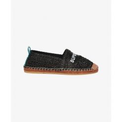 Sandały espadryle z haftowanego rafii dla kobiet Superdry. Czarne sandały Superdry, bez wzorów, bez obcasa, bez zapięcia. Za 274.45 zł.