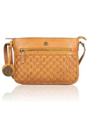 Bellicci Skórzana torebka "Paige" w kolorze musztardowym - 25 x 18 x 5 cm rozmiar: onesize. Brązowe torby na ramię Bellicci, bez wzorów, z materiału, na ramię, bez dodatków. Za 217.99 zł.