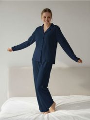 Jednolita piżama dwuczęściowa - granatowy. Niebieskie piżamy Sinsay, bez wzorów, bez ramiączek. Za 59.99 zł.