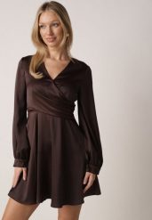 Brązowa Satynowa Sukienka VICES z Bawełny o Kopertowym Kroju Glanita. Brązowe sukienki Born2be, na co dzień, l, bez wzorów, z bawełny, klasyczne, bez kołnierzyka, bez ramiączek, mini, kopertowe. Za 139.99 zł.