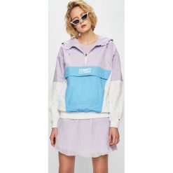Tommy Jeans - Kurtka. Fioletowe kurtki Tommy Jeans, l, bez wzorów, z bawełny, z kapturem. W wyprzedaży za 499.90 zł.