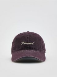 Czapka z haftowanym napisem - ciemnofioletowy. Fioletowe czapki Reserved, bez wzorów. Za 59.99 zł.