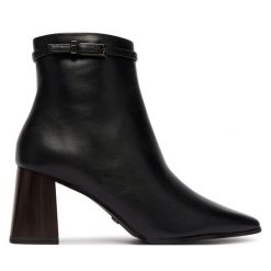 Botki Tamaris. Czarne botki Tamaris, bez wzorów, bez obcasa, na słupku, bez zapięcia. Za 484.99 zł.