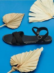 Sandały - czarny. Czarne sandały Sinsay, bez wzorów, z bawełny, bez obcasa, na płaskiej podeszwie, bez zapięcia. Za 39.99 zł.