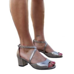 Sandały na słupku ze skórzana wkładką Kourin srebrny. Szare sandały bez wzorów, eleganckie, bez obcasa, na obcasie, bez zapięcia. Za 148.60 zł.