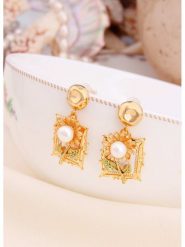 L'Atelier de Gaia Pozłacane kolczyki z perłami rozmiar: onesize. Białe kolczyki L'Atelier de Gaia, z perłą, pozłacane. Za 43.99 zł.