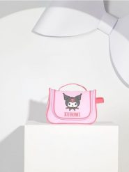 Kosmetyczka z możliwością powieszenia Kuromi - fioletowy. Fioletowe kufry i kosmetyczki Sinsay, bez wzorów, bez dodatków. Za 35.99 zł.