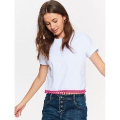 T-SHIRT DAMSKI WYKOŃCZONY POMPONIKAMI U DOŁU. Białe t-shirty TROLL, m, z aplikacjami, bez kołnierzyka, bez ramiączek. W wyprzedaży za 24.99 zł.