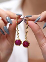 Pierres delicates Pozłacane kolczyki-wkrętki z rubinami i cyrkoniami rozmiar: onesize. Różowe kolczyki Pierres delicates, z cyrkonią, pozłacane. Za 56.99 zł.