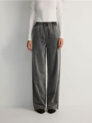Jeansy wide leg - szary. Szare jeansy Reserved, bez wzorów. W wyprzedaży za 89.99 zł.