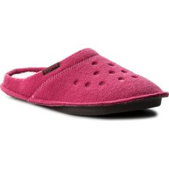 Kapcie CROCS - Classic Slipper 203600 Candy Pink/Oatmeal. Czerwone obuwie domowe Crocs, bez wzorów, z futra, bez zapięcia. W wyprzedaży za 109.00 zł.