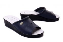 SANITAL FLEX 698/I blue, klapki damskie. Niebieskie klapki Sanital-Flex, bez wzorów, ze skóry, bez obcasa, na koturnie. Za 119.90 zł.