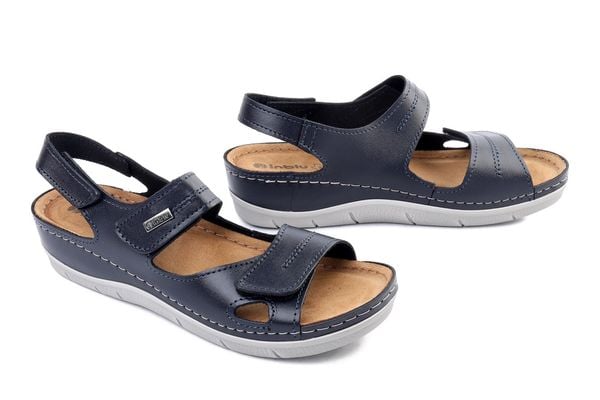 Inblu OE-01KU 004 granatowy, sandały damskie. Niebieskie sandały Inblu, bez wzorów, ze skóry, bez obcasa, na koturnie, bez zapięcia. Za 109.90 zł.