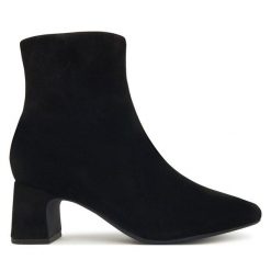 Botki Clarks. Czarne botki Clarks, bez wzorów, bez obcasa, na słupku, bez zapięcia. Za 569.99 zł.
