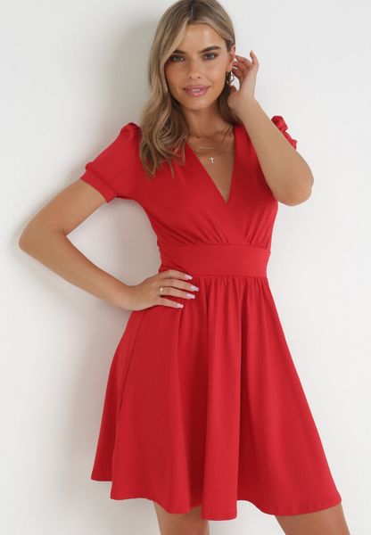 Czerwona Sukienka Coryle. Czerwone sukienki Born2be, na wesele, l, bez wzorów, z dzianiny, bez kołnierzyka, bez ramiączek, mini, kopertowe. Za 129.99 zł.