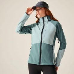 Kurtka damska softshell wodoodporny Desoto. Niebieskie kurtki sportowe Regatta, bez wzorów, z softshellu, bez kaptura, trekkingowe. Za 699.99 zł.