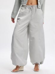 Gestuz Spodnie materiałowe 10908112 Szary Relaxed Fit. Szare spodnie materiałowe Gestuz, bez wzorów, z materiału. Za 399.99 zł.