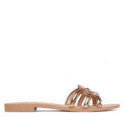 Klapki Guess. Brązowe klapki Guess, z aplikacjami, bez obcasa. Za 162.99 zł.