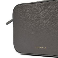 Torebka Coccinelle. Szare listonoszki Coccinelle, bez wzorów, bez dodatków. Za 759.99 zł.