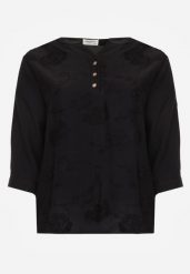 Czarna Bluzka Ozdobiona Guzikami i Haftowanymi Kwiatami Delmana. Czarne bluzki Born2be, plus size, z aplikacjami, z materiału, casualowe, bez kołnierzyka, plus size, bez ramiączek. Za 69.99 zł.