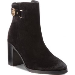 Botki TOMMY HILFIGER - Th Buckle Heeled Boo FW0FW03633 Black 990. Czarne botki TOMMY HILFIGER, z aplikacjami, z materiału, bez obcasa, na obcasie, bez zapięcia. W wyprzedaży za 519.00 zł.