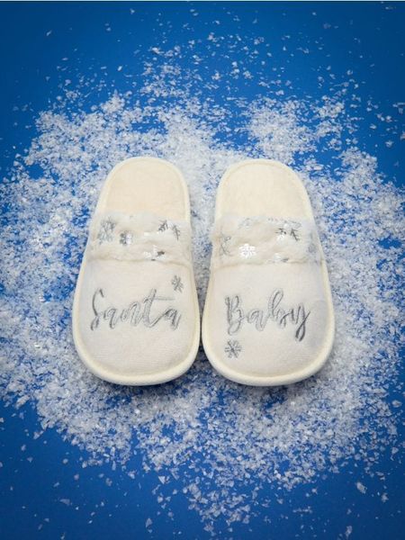 Kapcie - kremowy. Białe obuwie domowe Sinsay, bez wzorów, z futra, bez zapięcia. Za 29.99 zł.