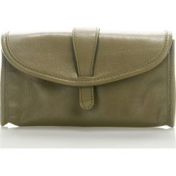 Skórzany portfel w kolorze oliwkowym - 22 x 12 x 3 cm. Brązowe portfele Classe Regina, bez wzorów, z materiału. W wyprzedaży za 219.95 zł.