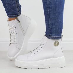 Białe skórzane botki damskie Filippo dbt6374/25. Białe botki Filippo, na jesień, bez wzorów, z polaru, z okrągłym noskiem, bez obcasa, na platformie, bez zapięcia. W wyprzedaży za 257.14 zł.