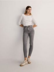 Jeansy slim fit z aplikacjami - jasnoszary. Szare jeansy Reserved, z aplikacjami, z podwyższonym stanem. W wyprzedaży za 69.99 zł.